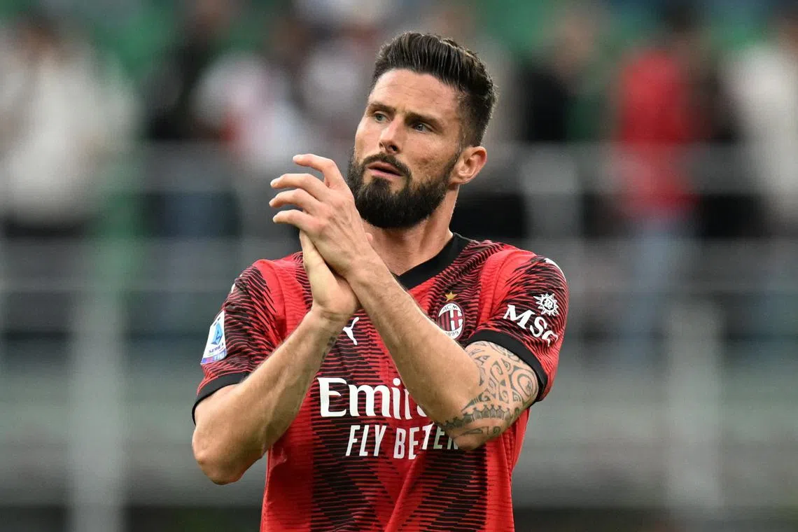 FILE PHOTO: Soccer Football - Serie A - AC Milan v Genoa - San Siro, Milan, Italy - May 5, 2024 AC Milan's Olivier Giroud applauds fans after the match REUTERS/Daniele Mascolo