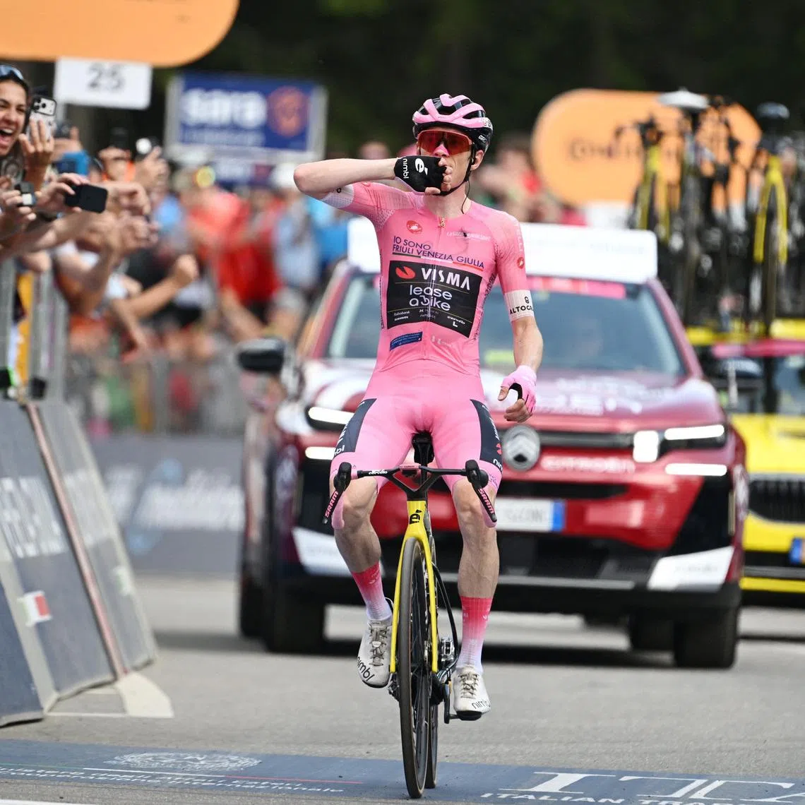 Cycling - Giro d'Italia - Stage 16 - Bellinzona to Cari - Switzerland - May 26, 2026  Team Visma - Lease a Bike's Jonas Vingegaard celebrates winning stage 16 REUTERS/Jennifer Lorenzini
