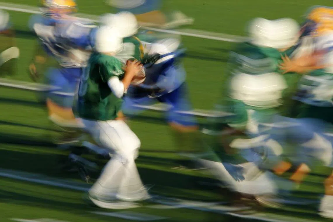 FILE PHOTO: Oceanside Pirates Junior Varsity team runs an offense play against Mira Mesa in Oceanside, California September 14, 2012. Picture taken September 14, 2012.  REUTERS/Mike Blake/File photo