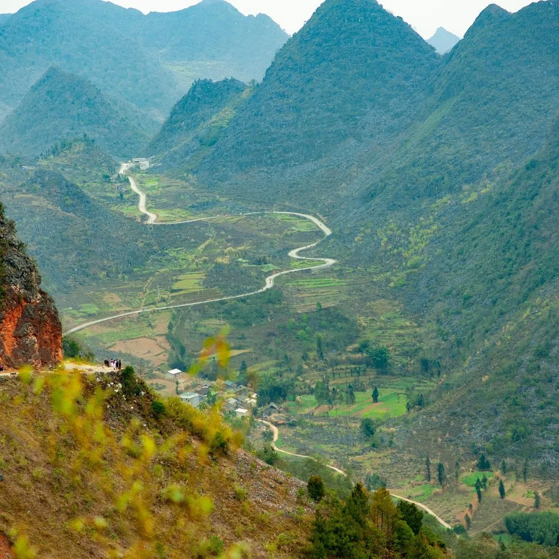 The accident occurred on the Ha Giang Loop, a winding route popular among young tourists for its sweeping vistas and natural scenery.