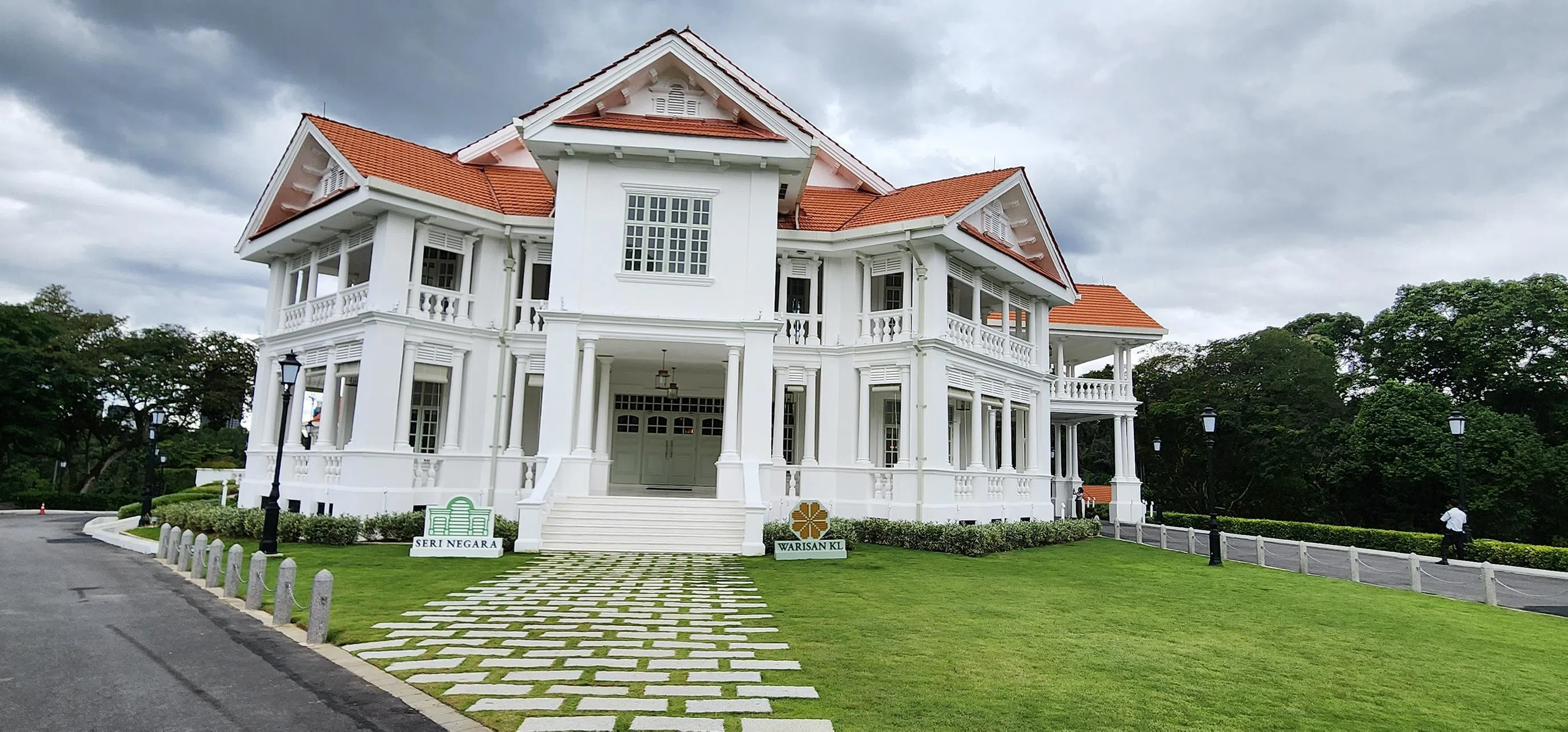 票房热门电影《摘金奇缘》中曾出现的曾经摇摇欲坠的国家殖民大厦现已修复，现在展示的画廊追溯了马来西亚从殖民统治到独立的历程。