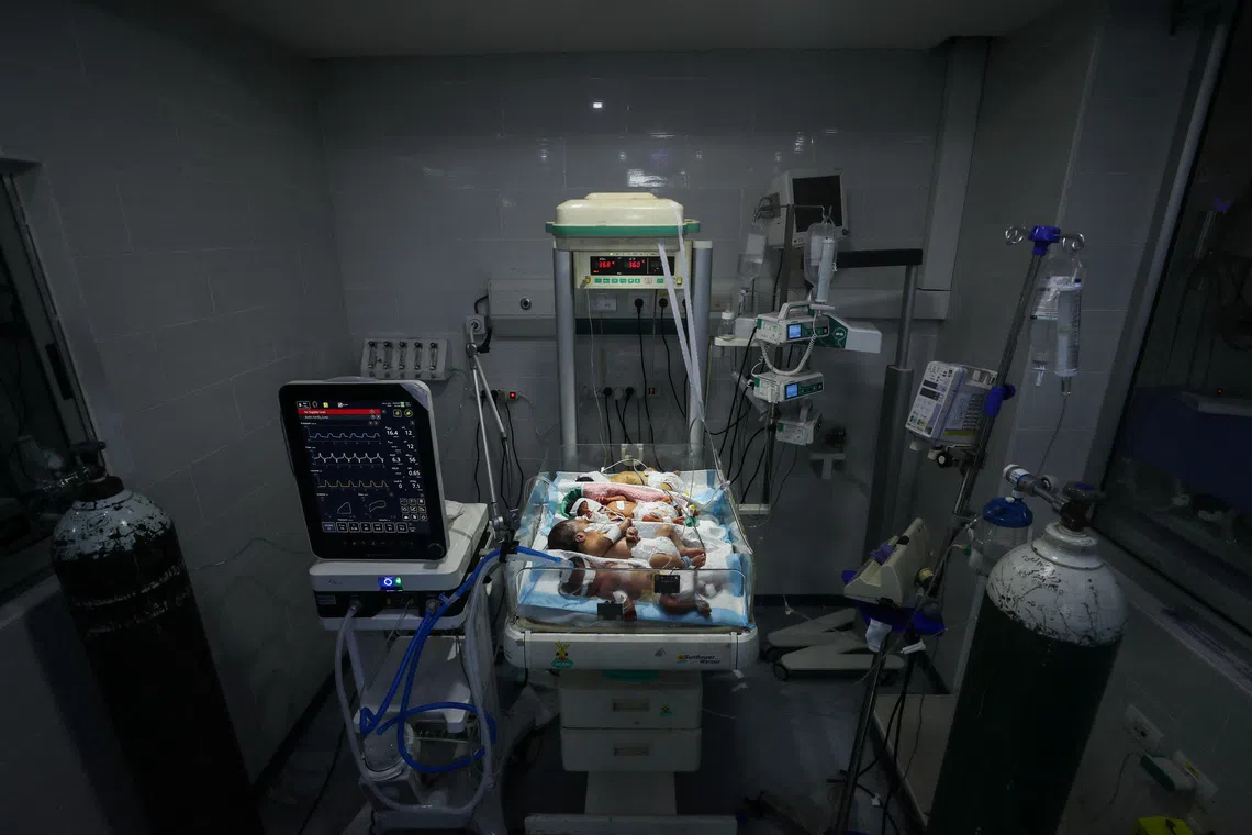 Palestinian newborns share an incubator at Al-Helou hospital due to fuel crisis, according to medics, amid the Israeli military offensive, in Gaza City, July 10, 2025. REUTERS/Mahmoud Issa