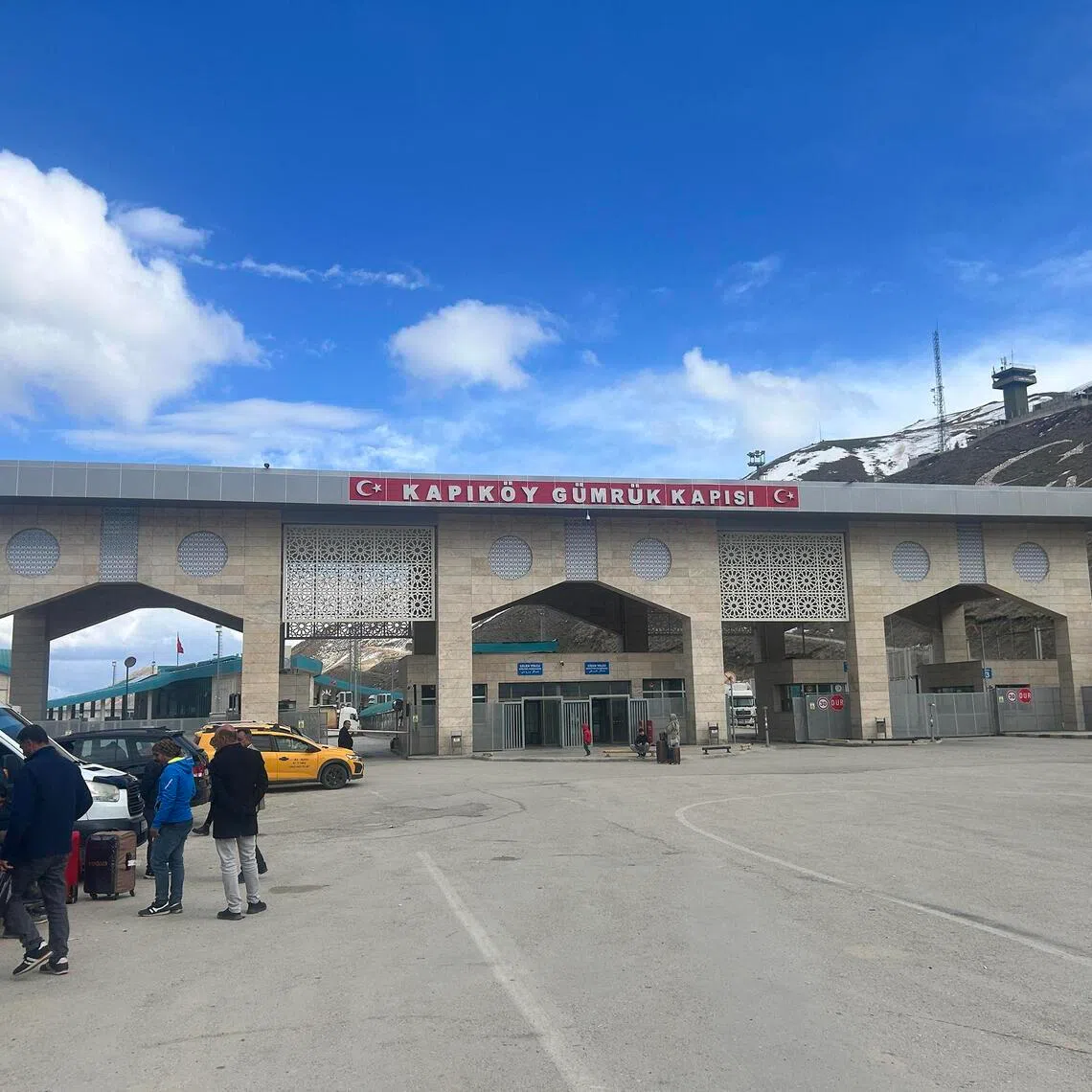 bdborderwar26 - Iranians at the frontier with Turkey at the Kapikoy border crossing In far eastern Turkey on March 21, 2026.

Credit: Borzou Daragahi