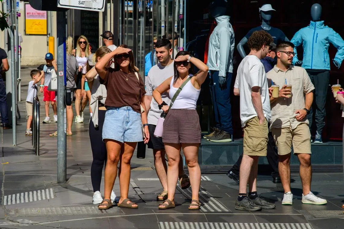 Australian heatwave fans bush fires, towns evacuated, Melbourne endures hottest day in 17 years