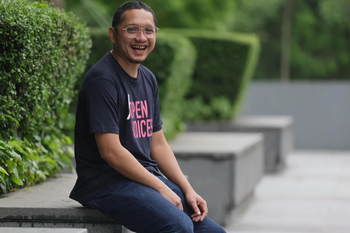 ST20241119_202479800225: Gin Tay / julkc19 /Judith Tan/ Perfil de Hazwady Nazran, que vive com encefalite anti-NMDA, um tipo de doença autoimune. Hazwady redescobriu a música enquanto se recuperava de sua condição e compôs uma música para o lançamento. fotografado no prédio da sede da Escola de Medicina NTU Lee Kong Chian, em 19 de novembro de 2024.