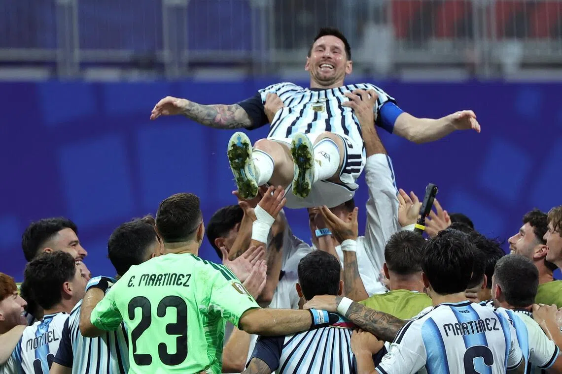epaselect epa13096132 Lionel Messi of Argentina is celebrated by teammates after winning the FIFA World Cup 2026 Round of 16 match Argentina against Egypt, in Atlanta, USA, 07 July 2026.  EPA/CRISTOBAL HERRERA-ULASHKEVICH