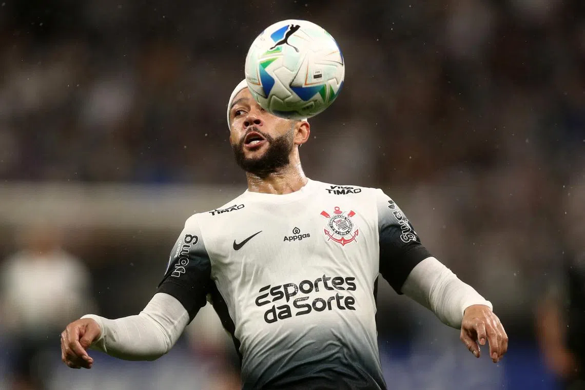 FILE PHOTO: Soccer Football - Copa Sudamericana - Group Stage - Corinthians v Racing - Neo Quimica Arena, Sao Paulo, Brazil - April 24, 2025  Corinthians' Memphis Depay in action REUTERS/Jean Carniel/ File Photo