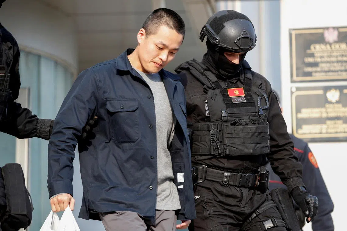 FOTO DO ARQUIVO: Policiais escoltam o cofundador do Terraform Labs, Do Kwon, depois que ele cumpriu pena por falsificação de documento, em Podgorica, Montenegro, 23 de março de 2024. REUTERS/Stevo Vasiljevic/Foto de arquivo