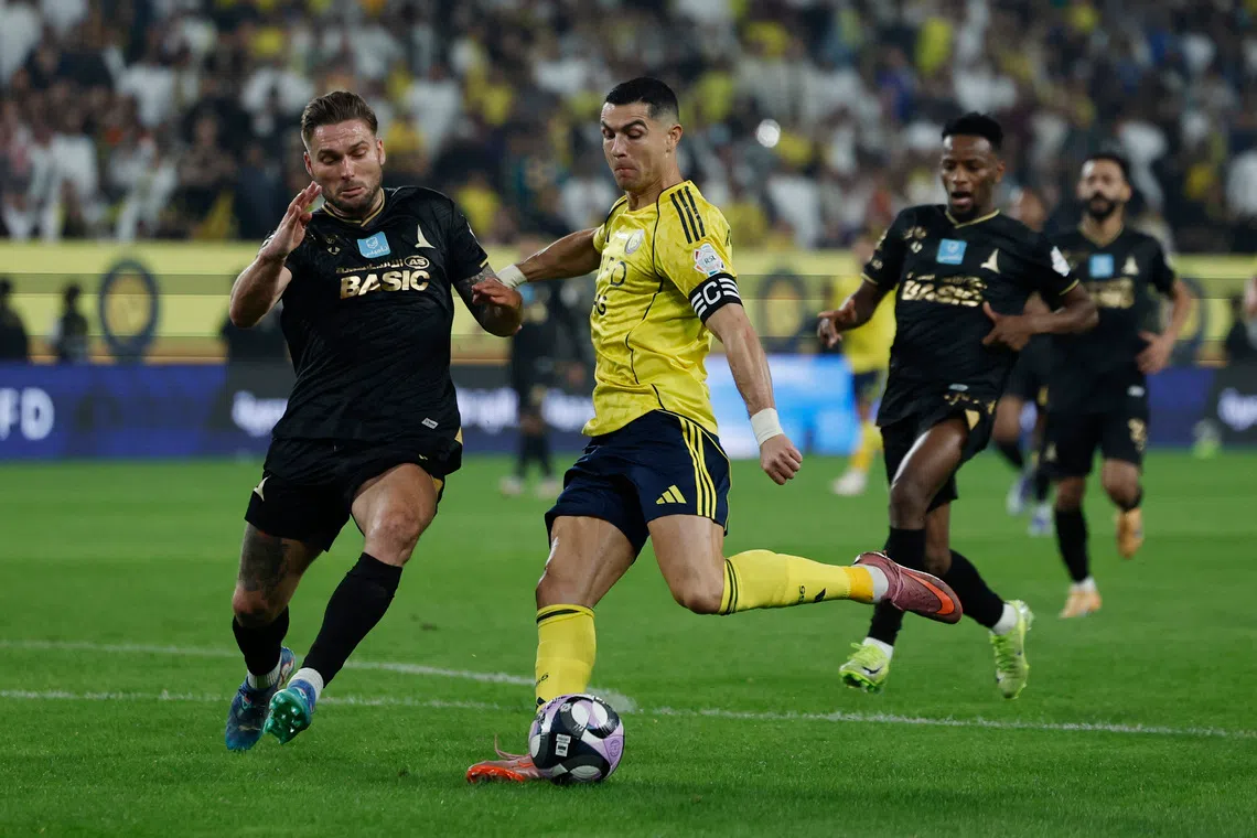Soccer Football - Saudi Pro League - Al Nassr v Al Khaleej - Al Awwal Park, Riyadh, Saudi Arabia - November 23, 2025 Al Khaleej's Bart Schenkeveld in action with Al Nassr's Cristiano Ronaldo. REUTERS/Hamad I Mohammed
