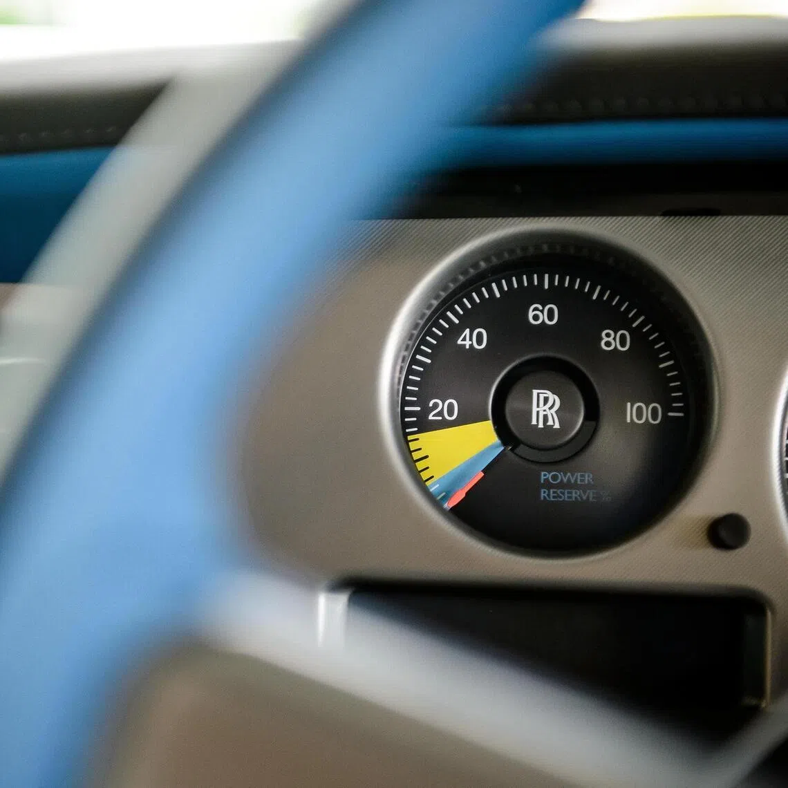 scshop14 - The Rolls-Royce Phantom's instrument dial showing the power reserve. 

Credit: ROLLS-ROYCE