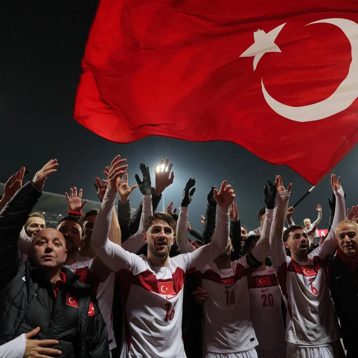 Soccer Football - FIFA World Cup - UEFA Qualifiers - Finals - Kosovo v Turkey - Fadil Vokrri Stadium, Pristina, Kosovo - March 31, 2026  Turkey's Orkun Kokcu and Ismail Yuksek celebrate with team after qualifying for the FIFA World Cup REUTERS/Valdrin Xhemaj