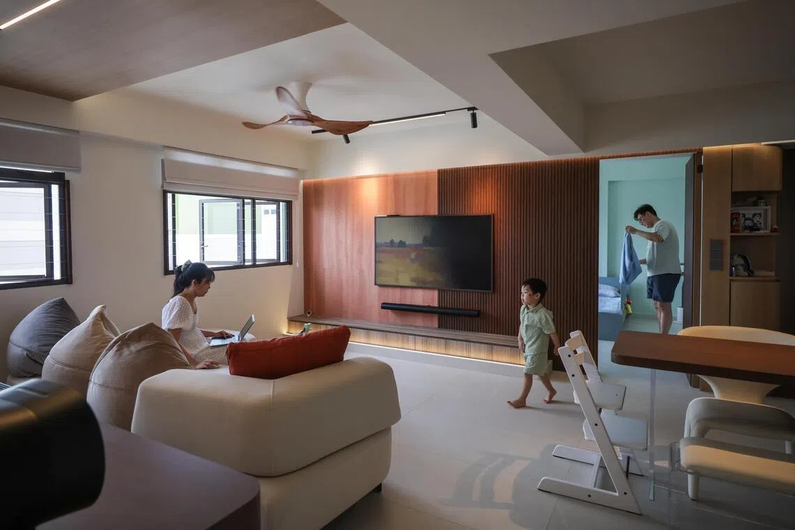 For Ben Teo and Evadne Loke, hacking the majority of the walls in their 93 sq m four-room BTO flat in Toa Payoh was an opportunity to achieve both spaciousness and privacy.