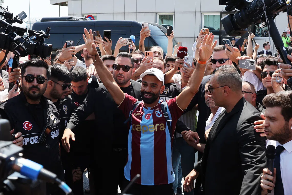 Soccer Football - Mohamed Salah arrives in Turkey, expected to sign with Trabzonspor - Ataturk Airport, Istanbul, Turkey - August 5, 2026 Mohamed Salah waves at fans as he arrives in Turkey to sign with Trabzonspor REUTERS/Umit Bektas