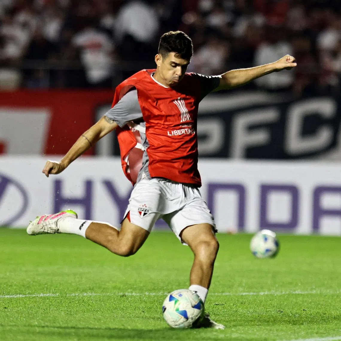 FILE PHOTO: Soccer Football - Copa Libertadores - Group Stage - Sao Paulo v Libertad - Estadio Morumbi, Sao Paulo, Brazil - May 14, 2025 Sao Paulo's Oscar during the warm up REUTERS/Thiago Bernardes/File Photo