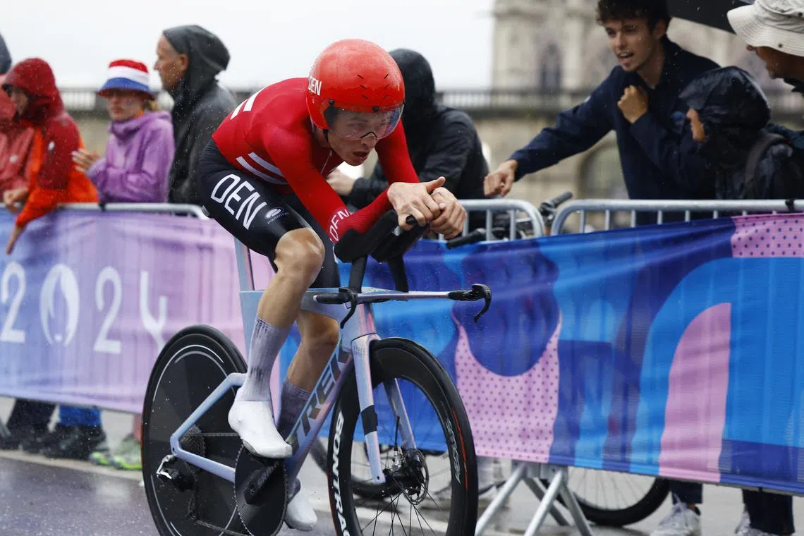 FILE PHOTO: Paris 2024 Olympics - Road Cycling - Men's Individual Time Trial - Paris, France - July 27, 2024.  Mattias Skjelmose of Denmark in action during the Men's Individual Time Trial REUTERS/Piroschka Van De Wouw/File Photo