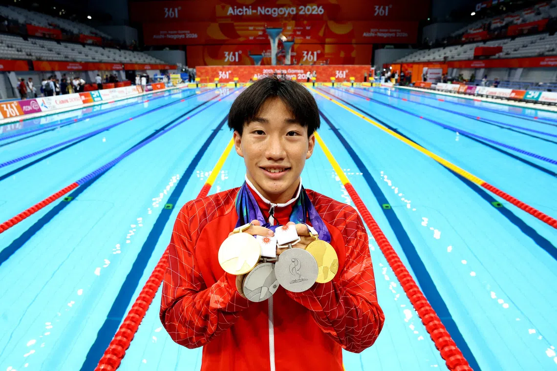 Asian Games - Aichi-Nagoya 2026 - Swimming - Tokyo Aquatics Centre, Koto, Tokyo, Japan - September 25, 2026 Japan's Shin Ohashi poses with his medals after the end of the final session REUTERS/Manami Yamada     TPX IMAGES OF THE DAY