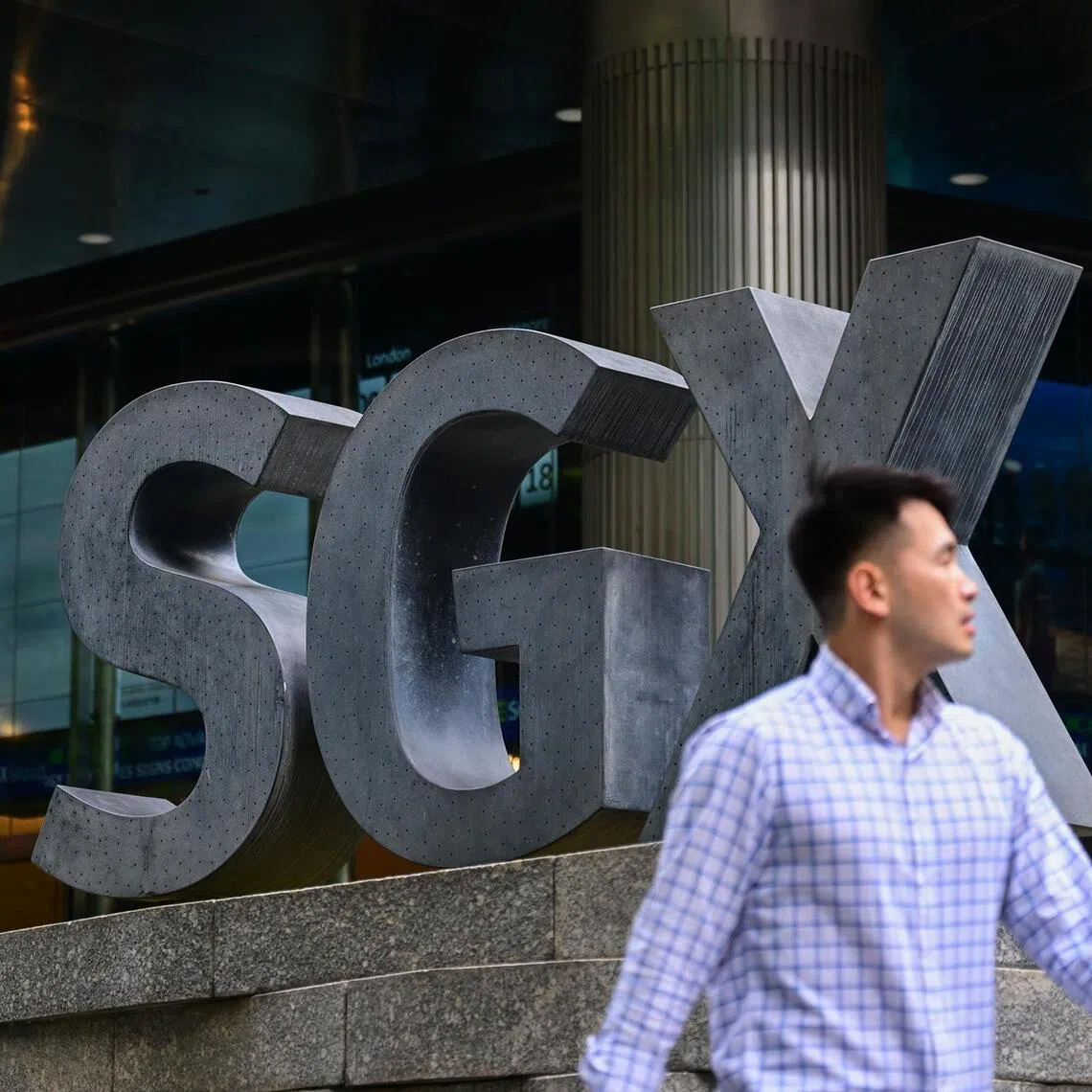 Across the broader market, decliners edge out gainers 300 to 297, after 1.8 billion securities change hands.