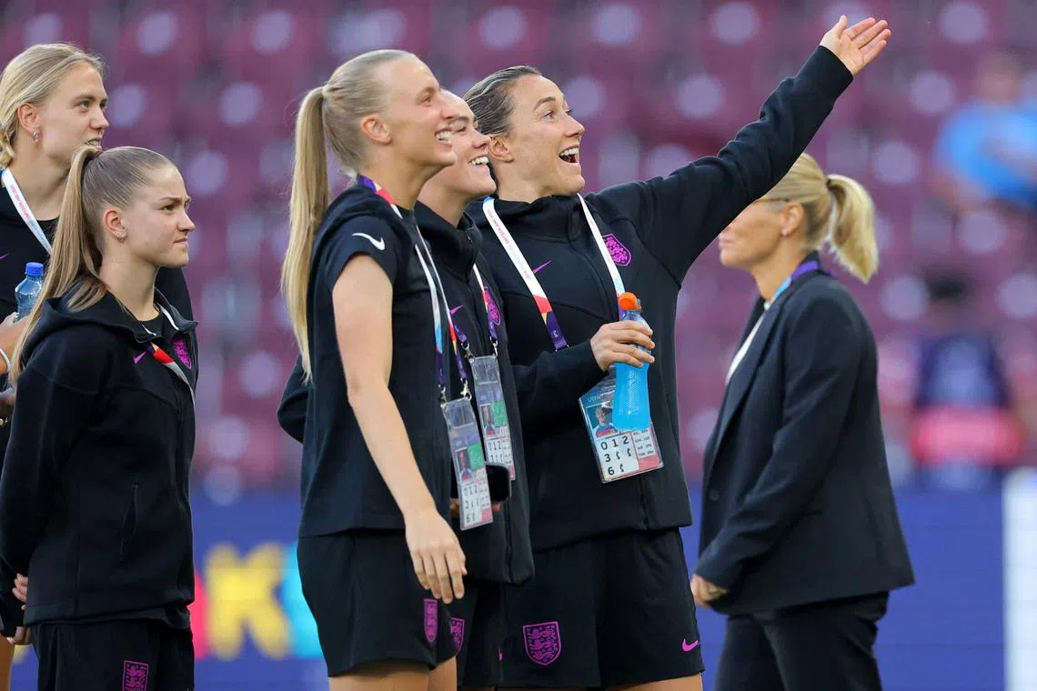Soccer Football - UEFA Women's Euro 2025 - Semi Final - England v Italy - Stade de Geneve, Lancy, Switzerland - July 22, 2025 England's Lucy Bronze and teammates pose for a picture on the pitch before the match REUTERS/Denis Balibouse