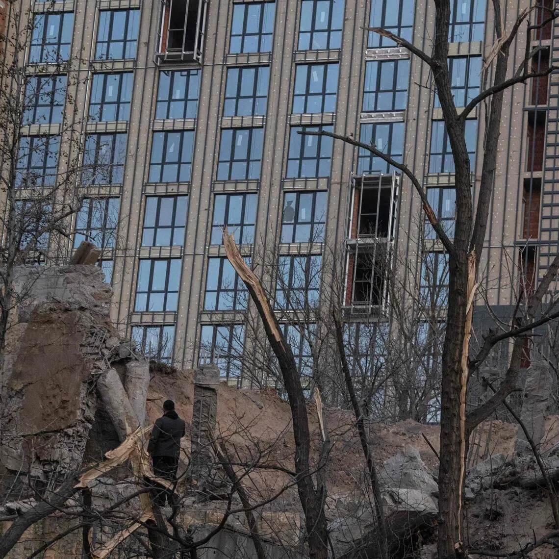TOPSHOT - A man looks towards the site of Azerbaijan's embassy to Ukraine following a Russian air attack, in Kyiv on November 14, 2025, amid the Russian invasion of Ukraine. Russia struck residential parts of Ukraine's capital Kyiv on November 14, 2025, Ukraine said, killing six people in a single apartment block in attacks Ukraine's President denounced as "heinous" and aimed at civilians. (Photo by Vladyslav Musiienko / AFP)