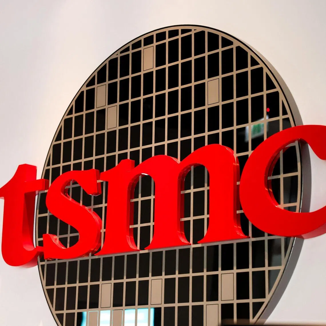 Local media reported that former Senior Vice-President Lo Wei-Jen may have taken TSMC’s advanced technology data to his new employer, Intel.