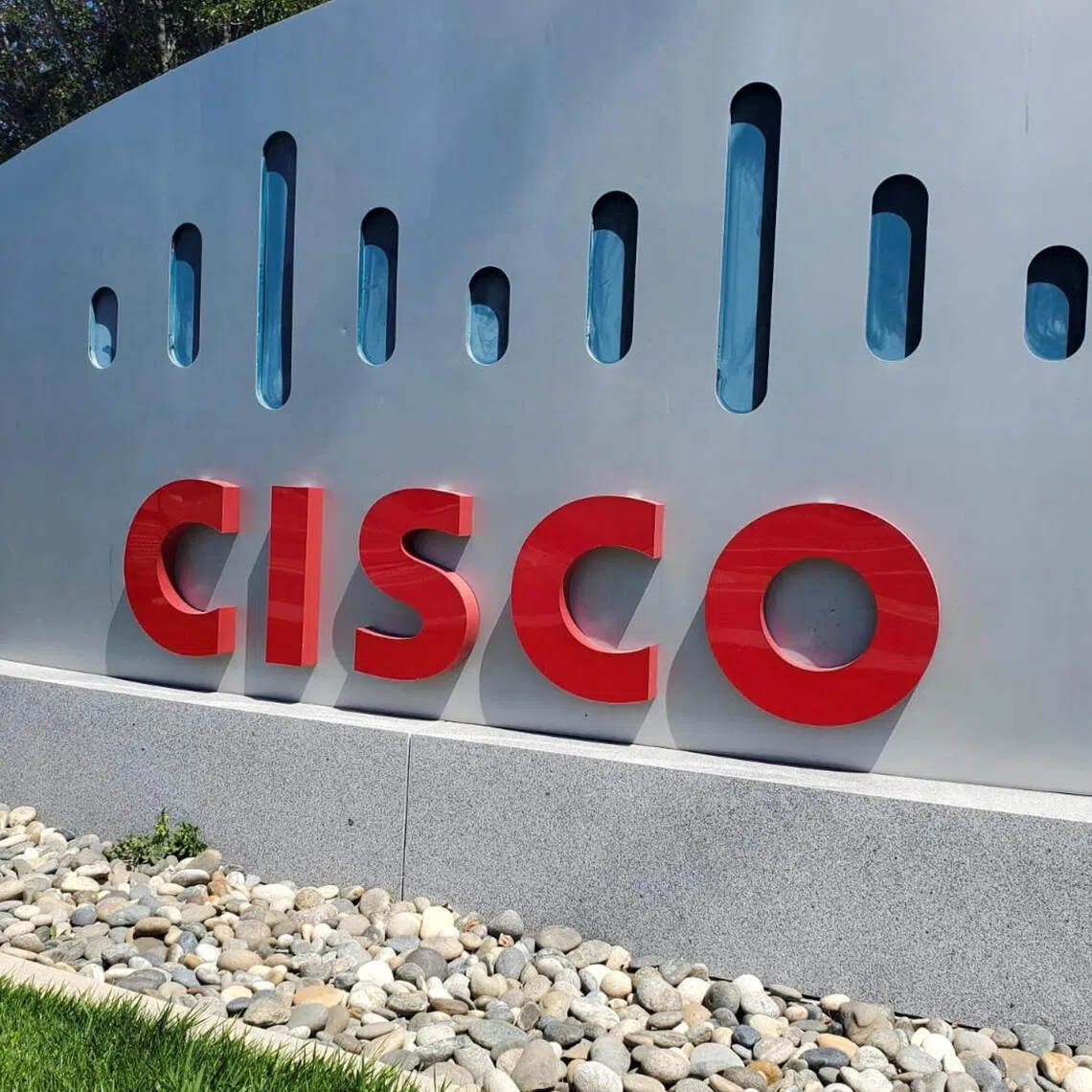Cisco is benefiting as companies expand spending beyond AI processors to the high-speed networks required to connect large data centre systems. 