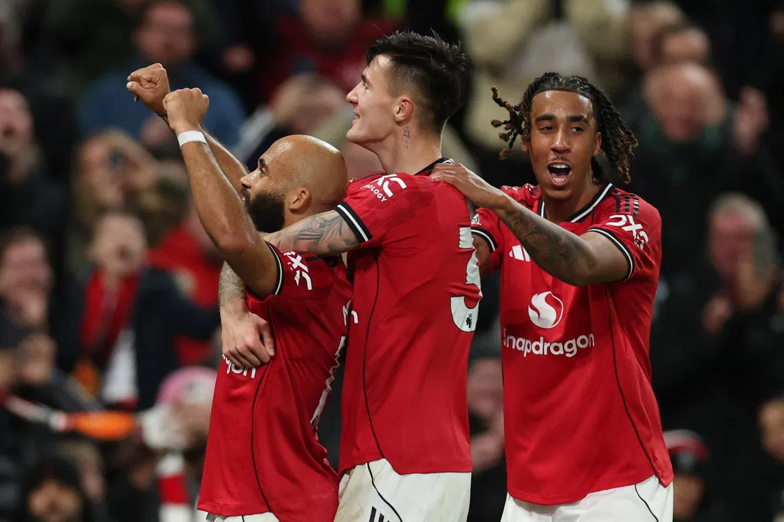 Soccer Football - Premier League - Manchester United v Brighton & Hove Albion - Old Trafford, Manchester, Britain - October 25, 2025  Manchester United's Bryan Mbeumo celebrates scoring their third goal with Manchester United's Benjamin Sesko and Manchester United's Leny Yoro REUTERS/Phil Noble
