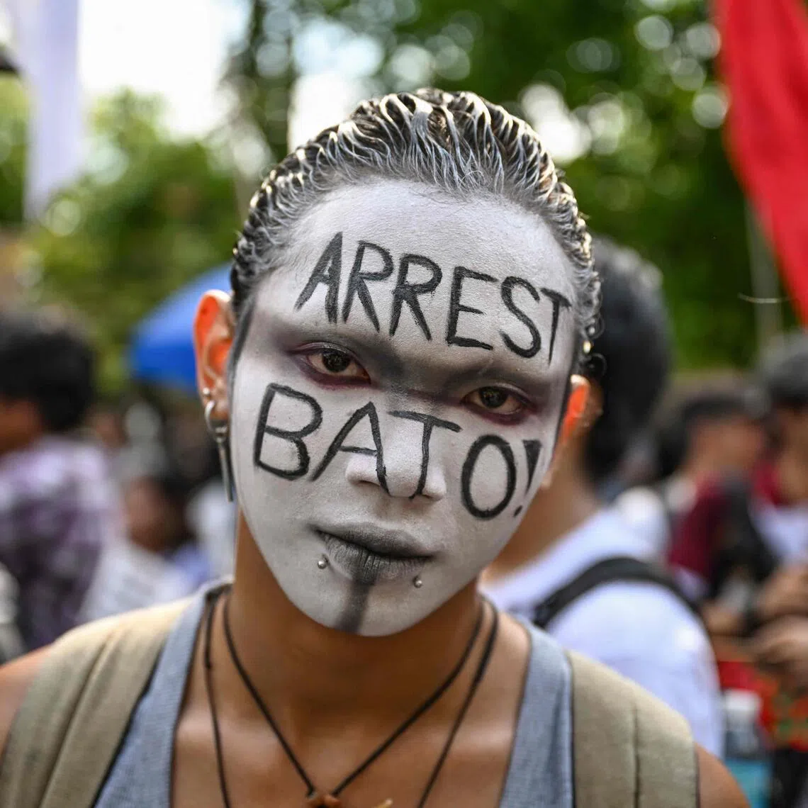 A protester seeking justice for the thousands killed in ex-president Rodrigo Duterte’s drug war calls for the arrest of fugitive Senator Ronald dela Rosa.
