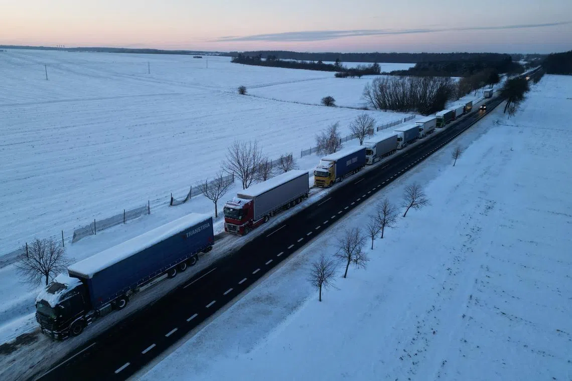 Trucks line up in a long queue to cross the Polish-Ukrainian border at the Hrebenne-Rawa Ruska crossing in Potoki, Poland, January 8, 2024. REUTERS/Kacper Pempel/File Photo