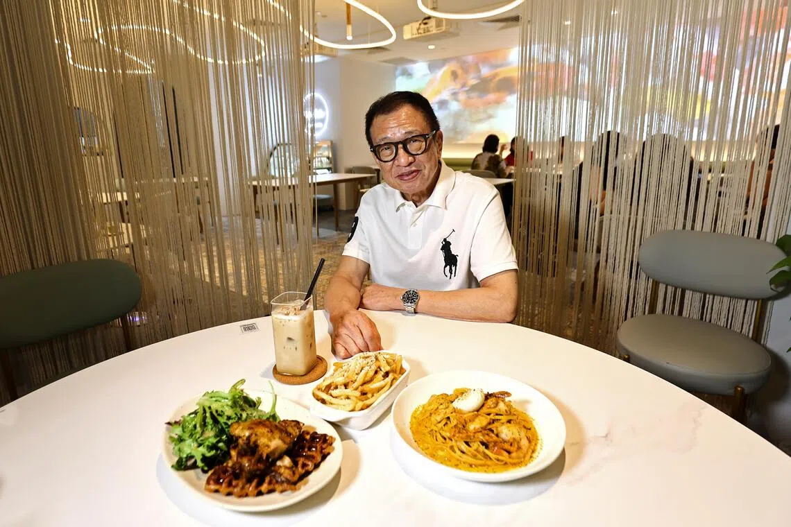 香港艺人许绍雄是女儿许惠菁咖啡馆的活招牌。