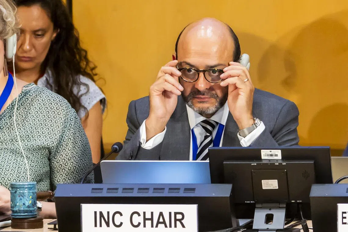 The latest draft of a treaty on combating plastic pollution - presented by chairman of the International Negotiating Committee Luis Vayas Valdivieso - was rejected by dozens of countries.