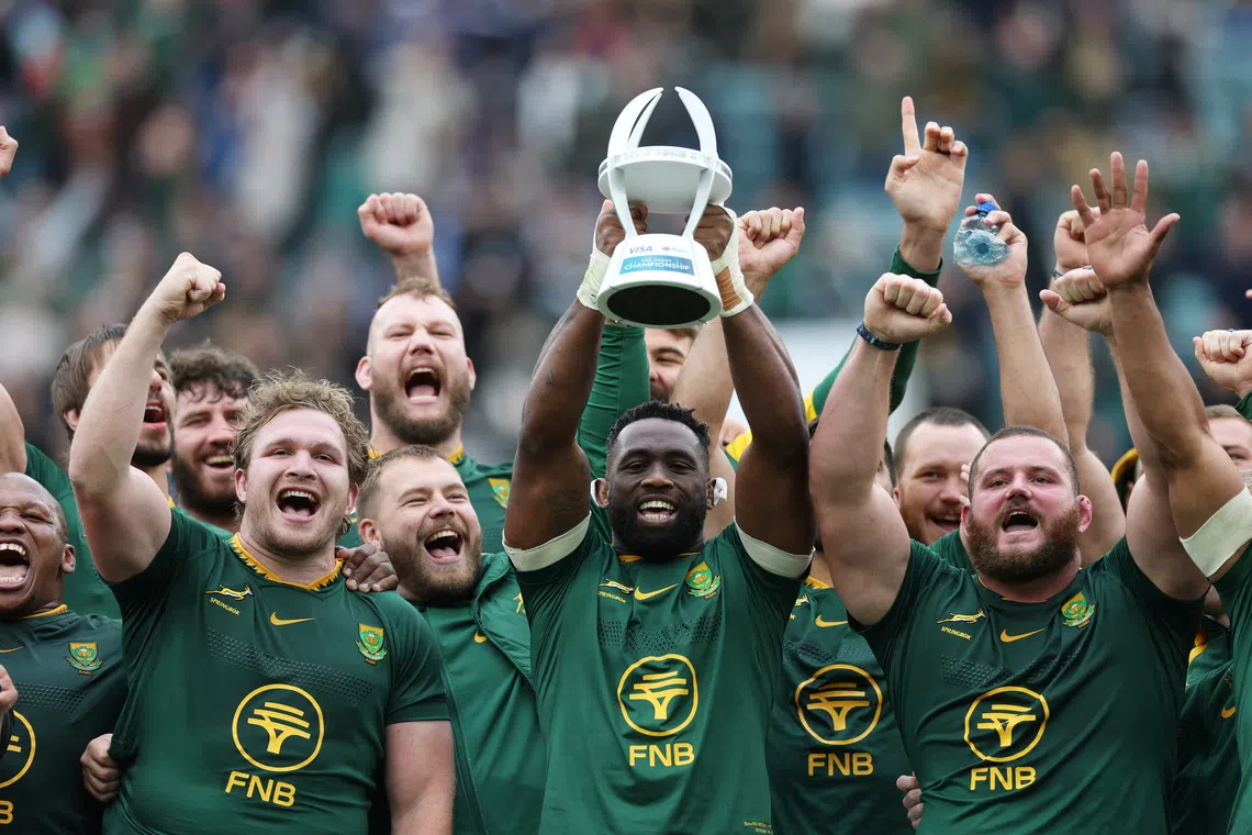 Rugby - Rugby Championship - Argentina v South Africa - Allianz Stadium, Twickenham, London, Britain - October 4, 2025 South Africa's Siya Kolisi holds up the trophy after winning the match Action Images via Reuters/Paul Childs
