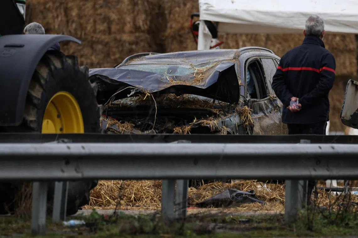 A woman was killed and her husband and teenage daughter seriously injured when they were run over at dawn, at a farmers' roadblock in Pamiers, in France's Ariege region.