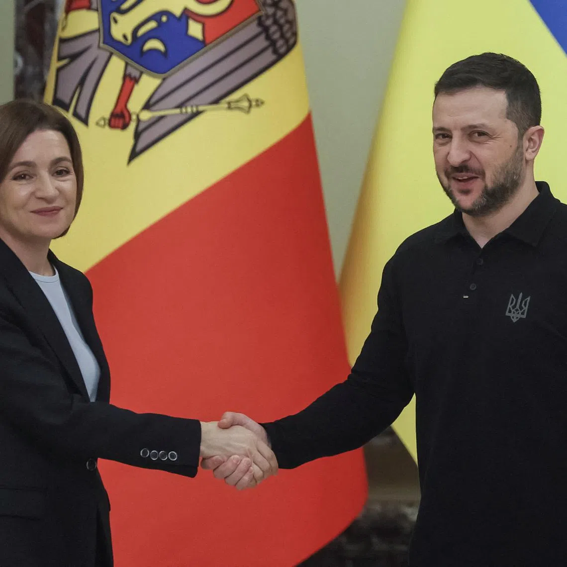 Moldova's President Maia Sandu and Ukraine's President Volodymyr Zelenskiy shake hands after a joint press conference, amid Russia's attack on Ukraine, in Kyiv, Ukraine January 25, 2025. REUTERS/Gleb Garanich