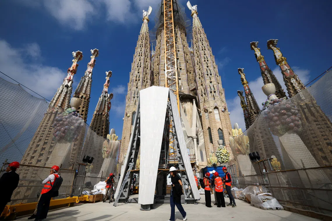 Journalists visit a working area at Sagrada Familia after a press conference to announce an update on the works in Barcelona, Spain, September 18, 2025. REUTERS/Albert Gea