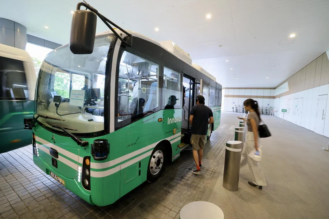 Grab与韩国自驾车科技公司Autonomous A2Z（简称A2Z）合作，从2025年7月9日开始试行为期六个月的自驾车接驳巴士服务。按计划，自动驾驶接驳巴士只在平日下午2时至4时接送Grab职员，往返Grab位于纬壹的总部和纬壹地铁站，每趟可接送最多22人。