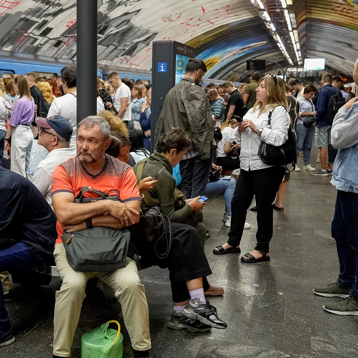People wait for the end of the air raid alert and resumption of metro train service during a Russian drone attack, amid Russia's attack on Ukraine, at an overcrowded metro station in Kyiv, Ukraine August 31, 2026. REUTERS/Anna Voitenko