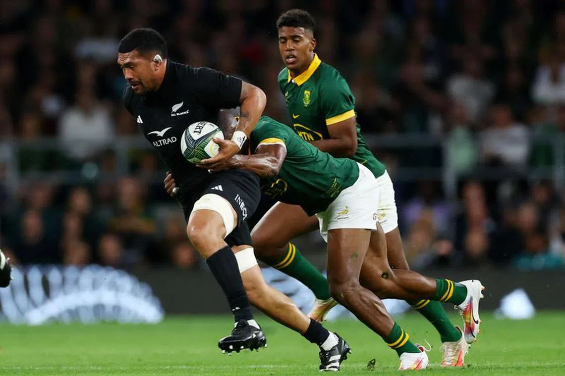 FILE PHOTO: Rugby Union - New Zealand v South Africa - World Cup warm-up - Twickenham Stadium, London, Britain - August 25, 2023 New Zealand's Ardie Savea in action with South Africa's Makazole Mapimpi Action Images via Reuters/Matthew Childs/File Photo
