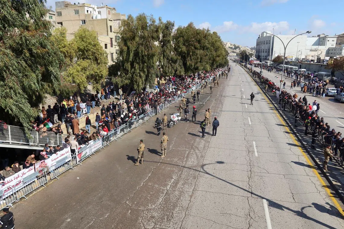 FILE PHOTO: People gather along a road to welcome Jordan's King Abdullah upon his return from the U.S., as they praise him for opposing Trump's proposal for Gazans, in Amman, Jordan February 13, 2025. REUTERS/Jehad Shelbak/File Photo