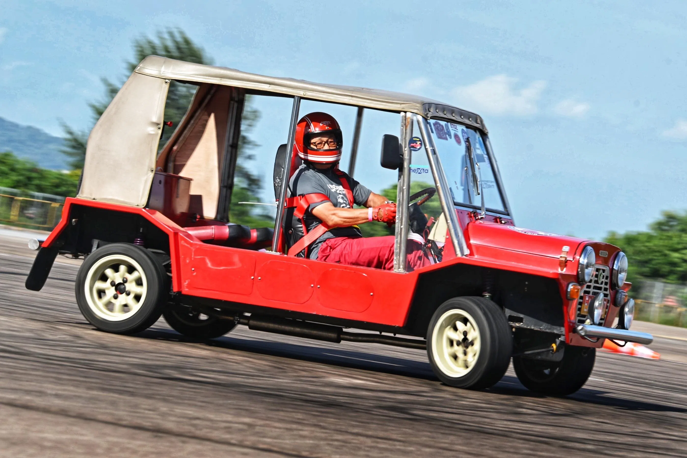 O participante mais antigo, Eric Tiong, 76 enfrentando o curso de Gymkhana no Changi Exposition Center durante os testes do Sprint Fest em 24 de maio de 2025.