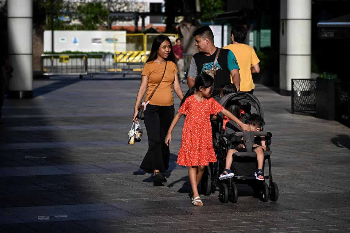 ST20240409_202459256659 Kua Chee Siong/ pixgeneric/
Generic pix of a family with young children walking under the scorching afternoon sun at Toa Payoh central on April 9, 2024.