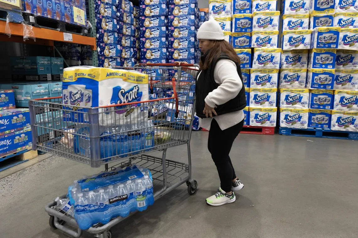 epa11068117 A customer shops at a Costco Wholesale store in Washington, DC, USA, 10 January 2024. The US Bureau of Labor Statistics is scheduled to release the Consumer Price Index (CPI) report for December 2023 on 11 January 2024.  EPA-EFE/MICHAEL REYNOLDS