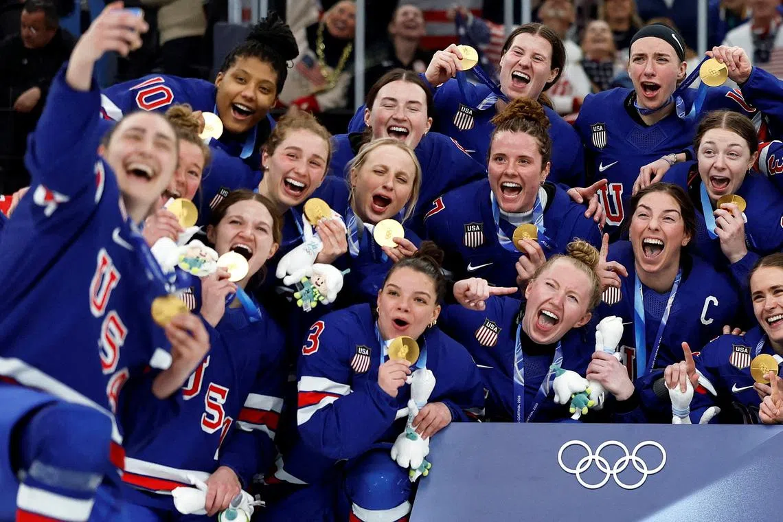 Milano Cortina 2026 Olympics - Ice Hockey - Women's Victory Ceremony - Milano Santagiulia Ice Hockey Arena, Milan, Italy - February 19, 2026. Gold medallists United States pose for a team group photo during the victory ceremony  REUTERS/David W Cerny