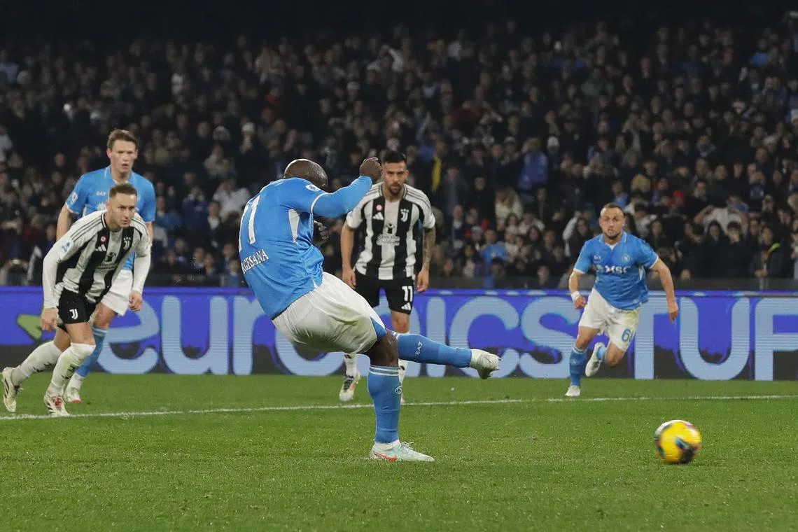 Soccer Football - Serie A - Napoli v Juventus - Stadio Diego Armando Maradona, Naples, Italy - January 25, 2025 Napoli's Romelu Lukaku scores their second goal from the penalty spot REUTERS/Ciro De Luca