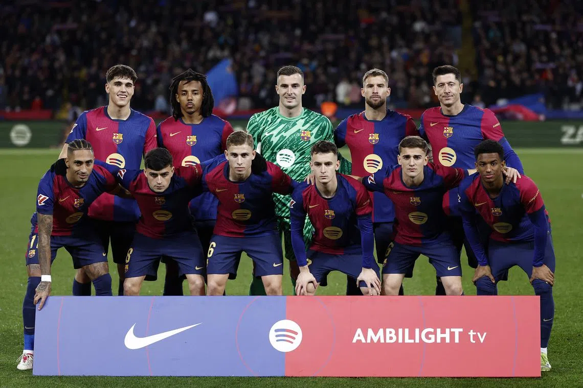 Soccer Football - LaLiga - FC Barcelona v Atletico Madrid - Estadi Olimpic Lluis Companys, Barcelona, Spain - December 21, 2024 FC Barcelona players pose for a team group photo before the match REUTERS/Juan Medina