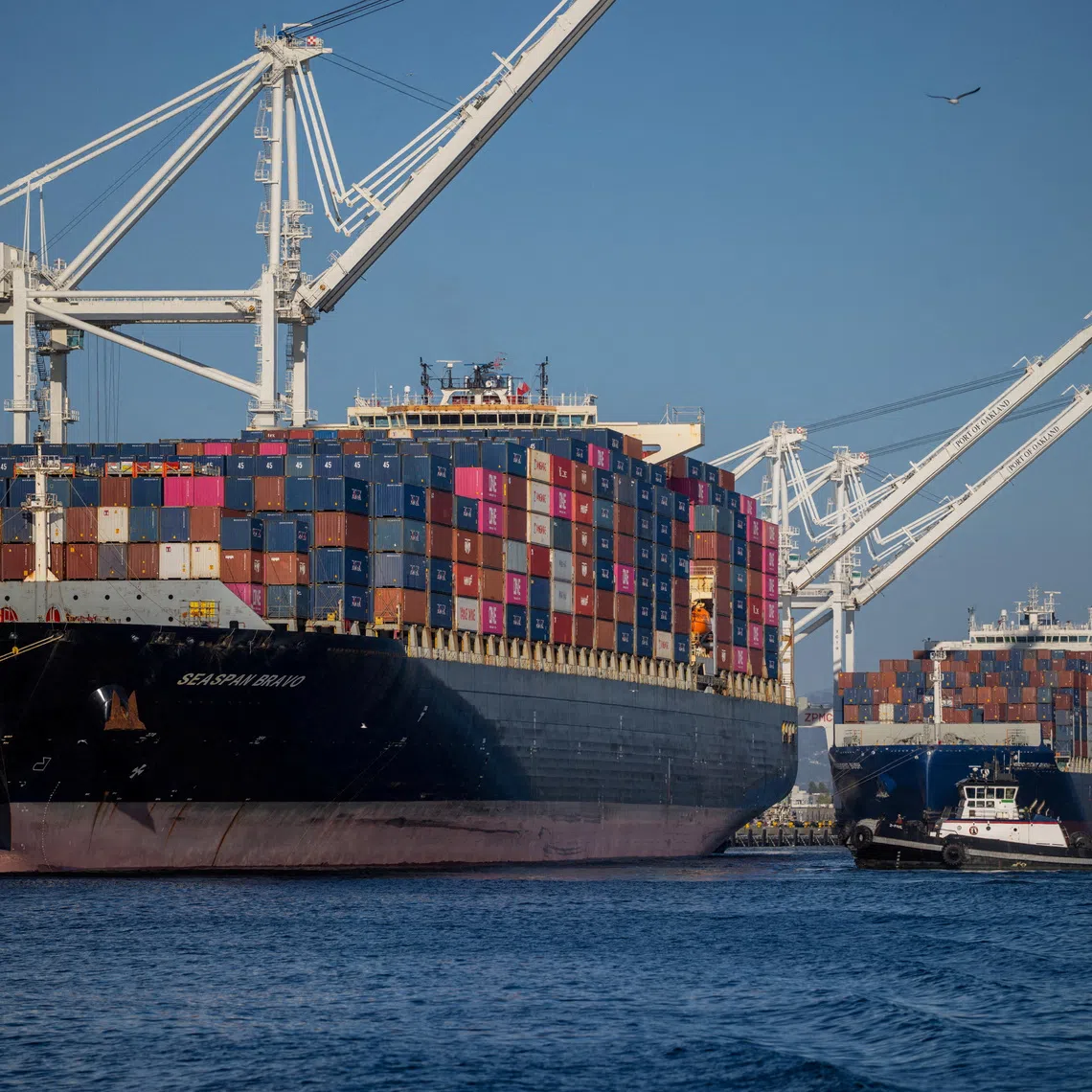 FILE PHOTO: A cargo ship full of shipping containers is seen at the port of Oakland, California, U.S., August 4, 2025. REUTERS/Carlos Barria/File Photo