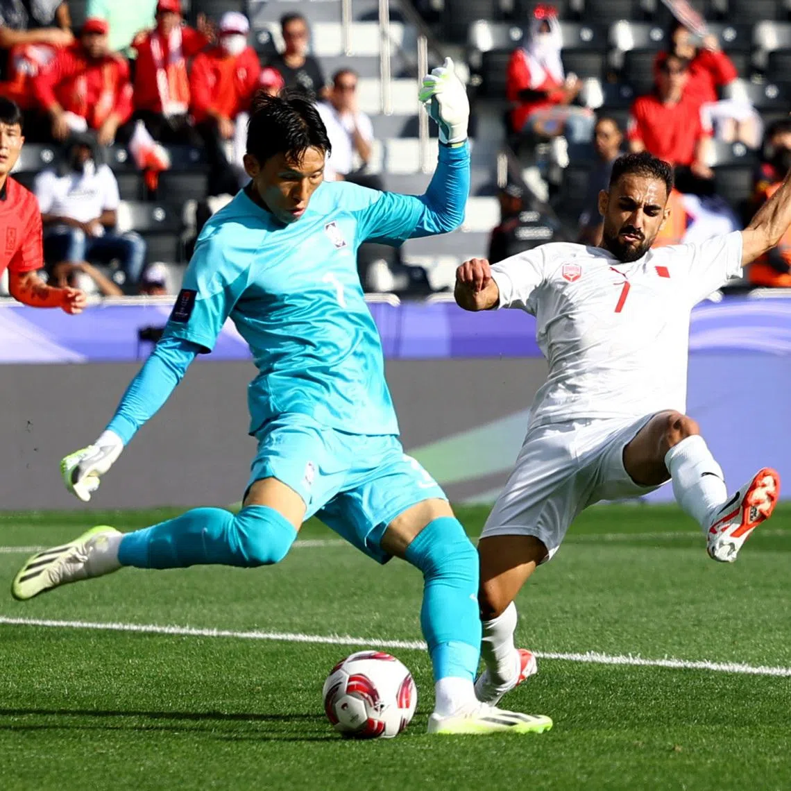 Soccer Football - AFC Asian Cup - Group E - South Korea v Bahrain - Jassim bin Hamad Stadium, Al Rayyan, Qatar - January 15, 2024  South Korea's Kim Seung-gyu in action with Bahrain's Ali Madan REUTERS/Molly Darlington