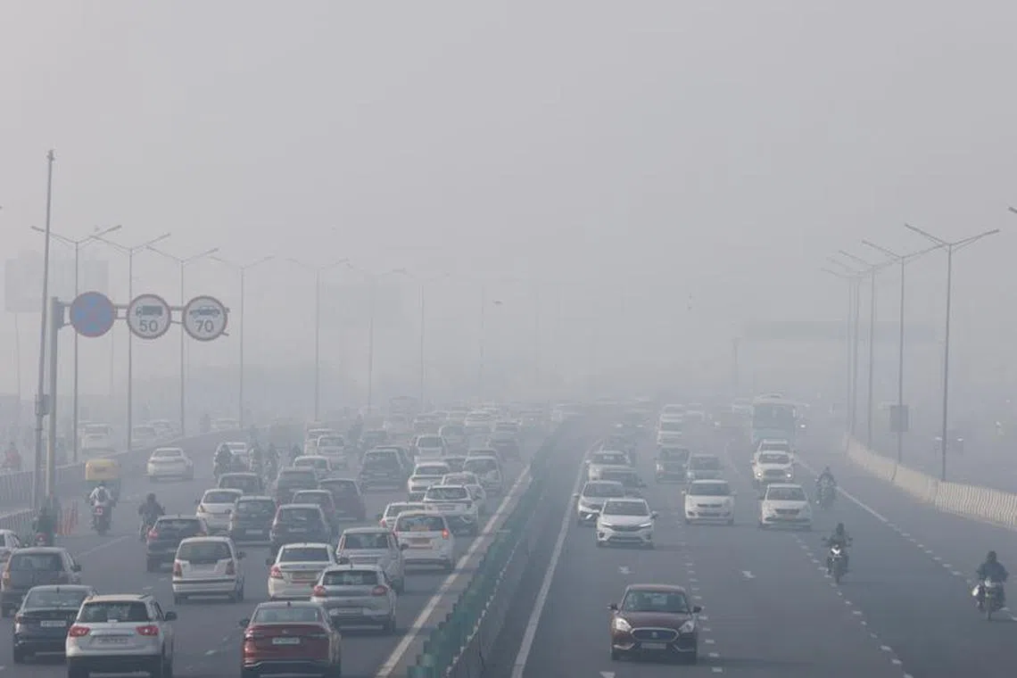 Traffic moves along a highway shrouded in heavy smog in New Delhi, India, December 26, 2023. REUTERS/Anushree Fadnavis