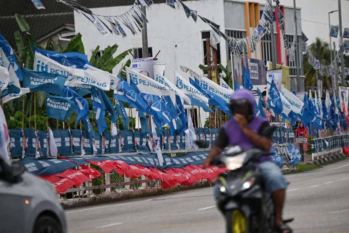 ST20221114_202262264440 Kua Chee Siong/ pixgeneric/ Generic pix of party flags lining the streets of Tapah in Perak on 14 Nov 2022.