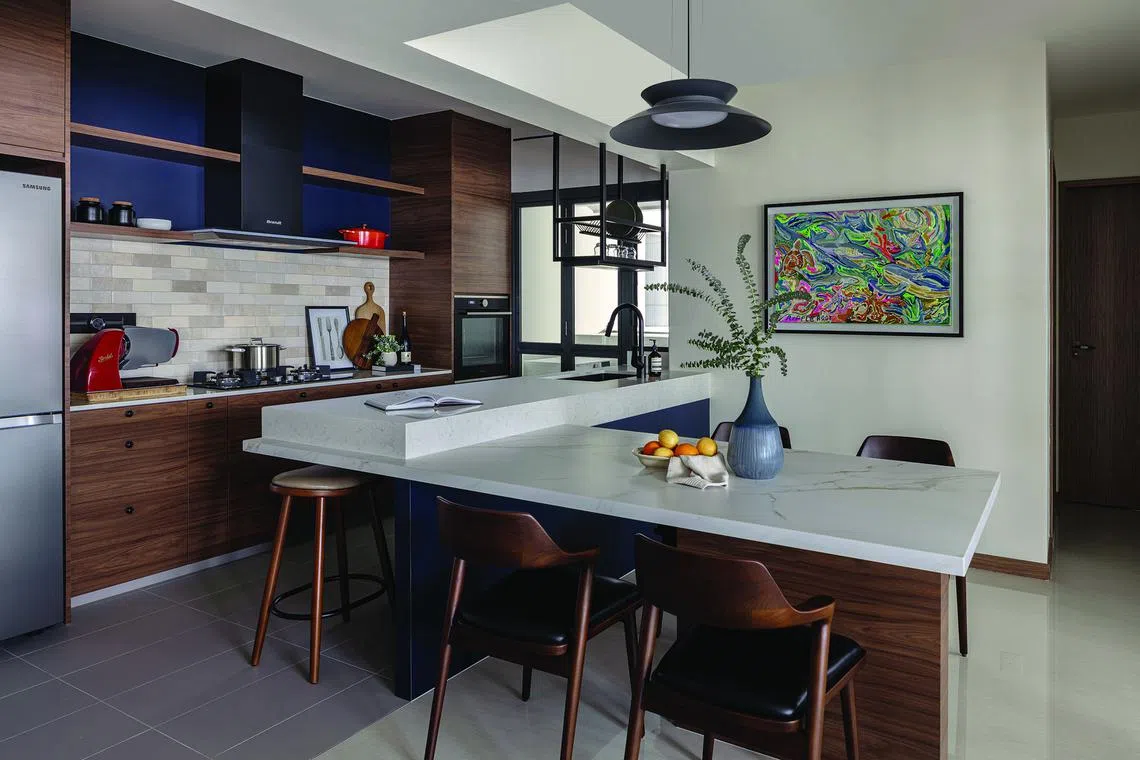 Dark blue accents give the kitchen an elegant and calm ambience. 
