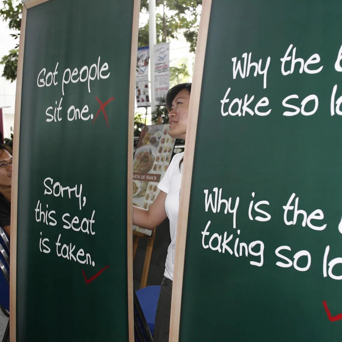 2006 年讲正确英语运动。学生在非正式场合会使用“新加坡式英语”（Singlish ）或交替使用英语和母语。教育部预料将在10 月发表英文改革详情，提升学生的英文水平，以让他们能自如地使用英语。[Speak good English Movement 2006]